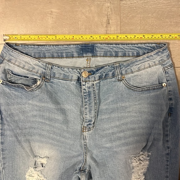 Light wash ripped jeans - Picture 3 of 5